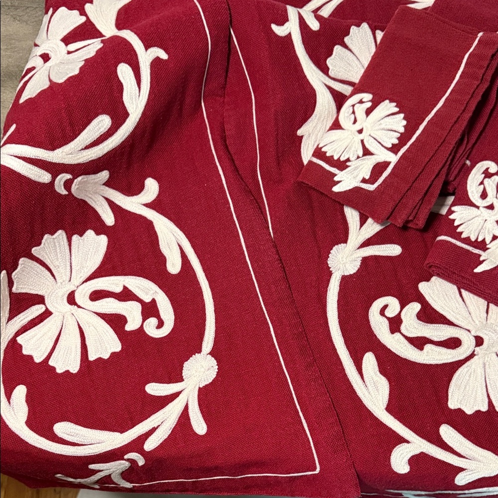 Red and White Floral Embroidered Fabric Table runner W/4 napkins 16 X 90